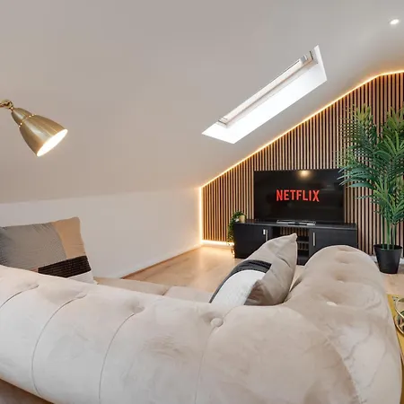 Scandi Loft Style Apartment - Sleeps 6 - Near Manchester Airport Exterior photo