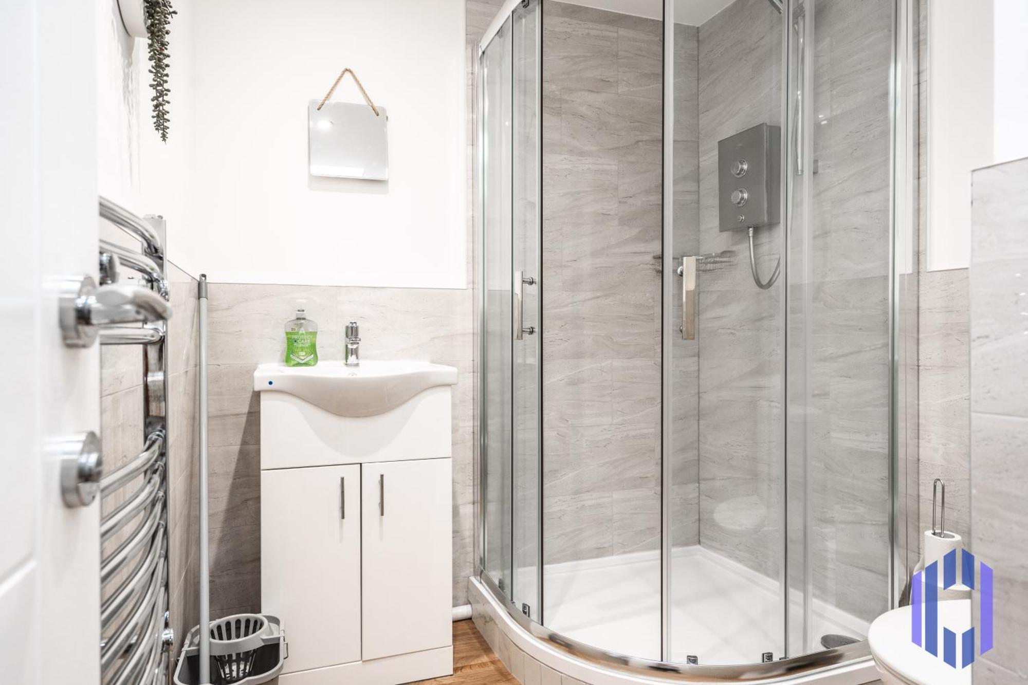 Scandi Loft Style - Sleeps 6 - Near Airport Apartment *