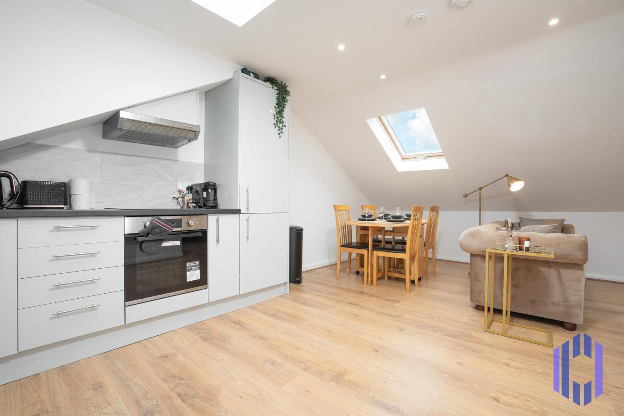 Scandi Loft Style - Sleeps 6 - Near Airport *