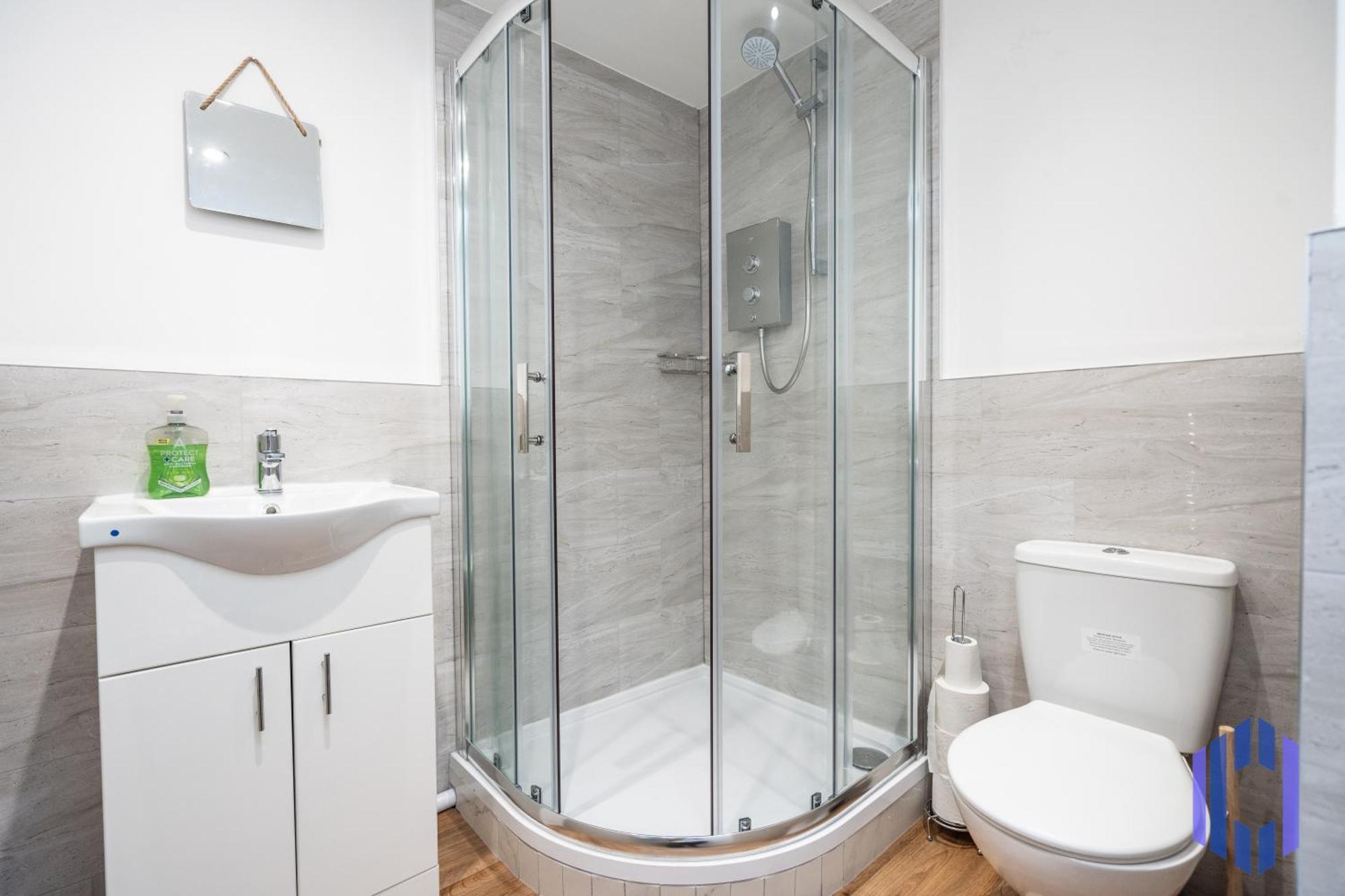 Scandi Loft Style - Sleeps 6 - Near Airport Manchester