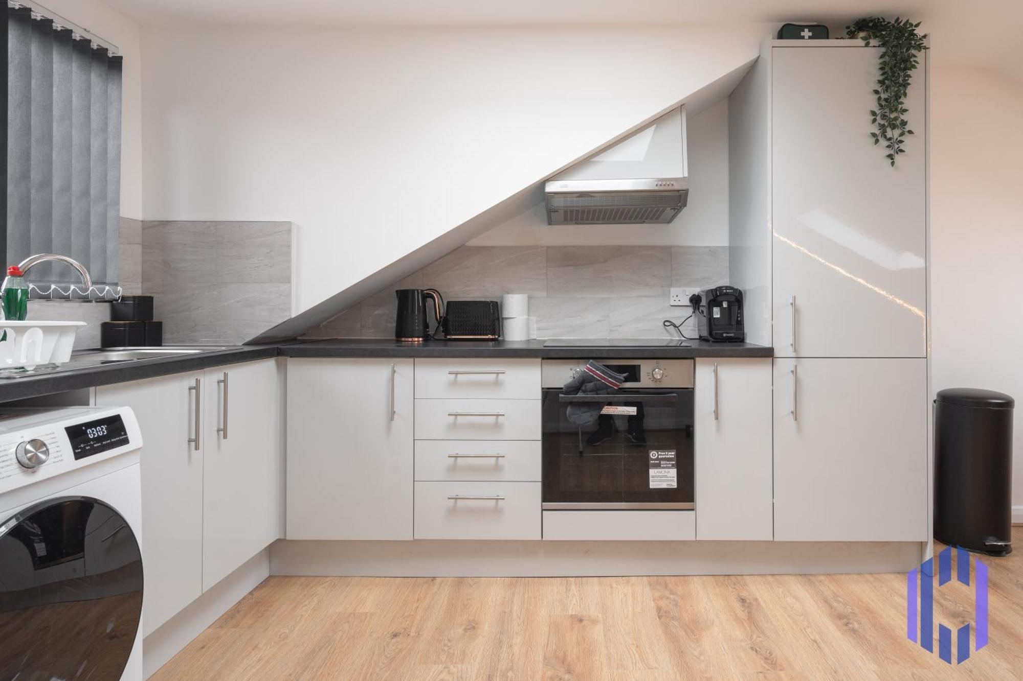 Scandi Loft Style - Sleeps 6 - Near Airport Apartment
