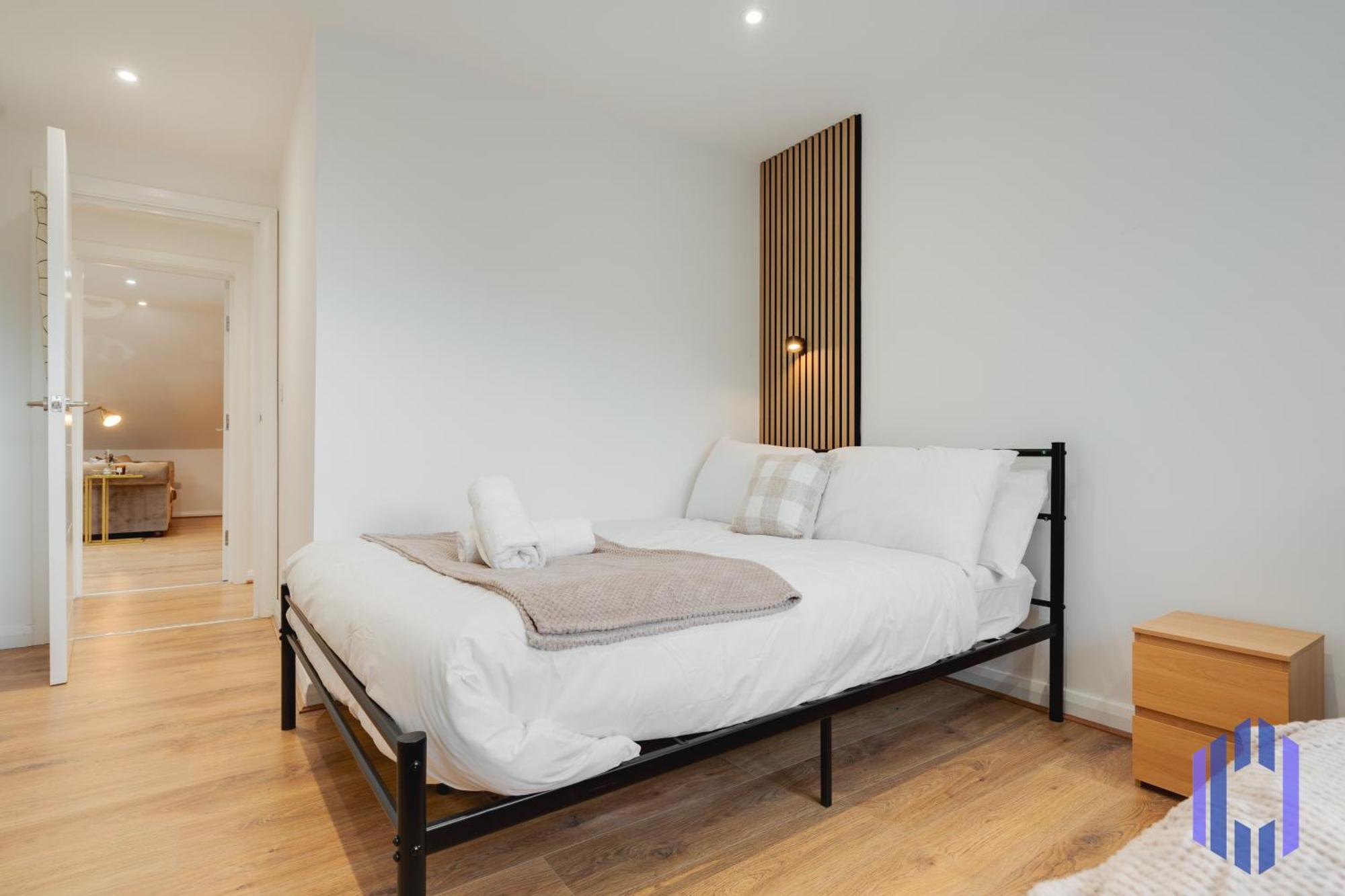 Scandi Loft Style - Sleeps 6 - Near Airport Apartment