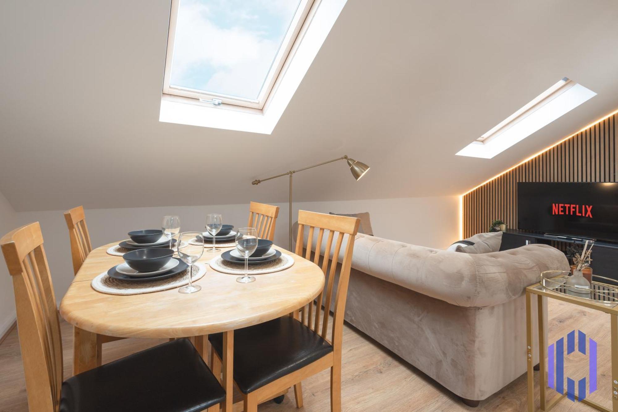 Scandi Loft Style - Sleeps 6 - Near Airport Apartment *
