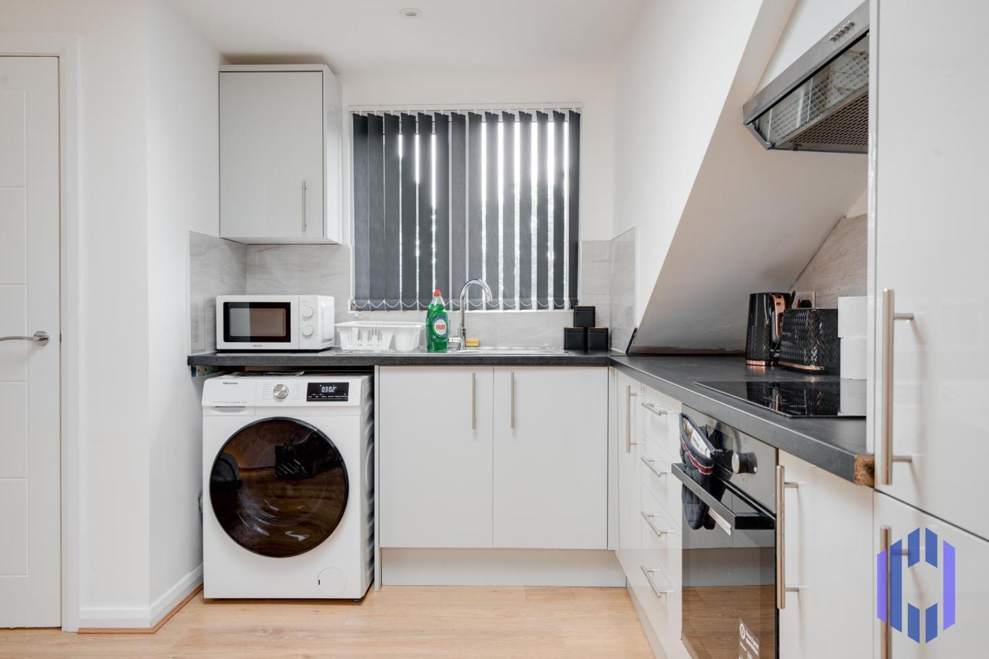 Scandi Loft Style - Sleeps 6 - Near Airport Manchester