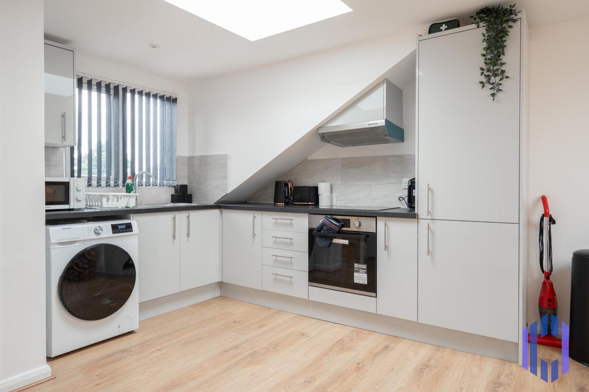 Scandi Loft Style - Sleeps 6 - Near Airport Apartment *