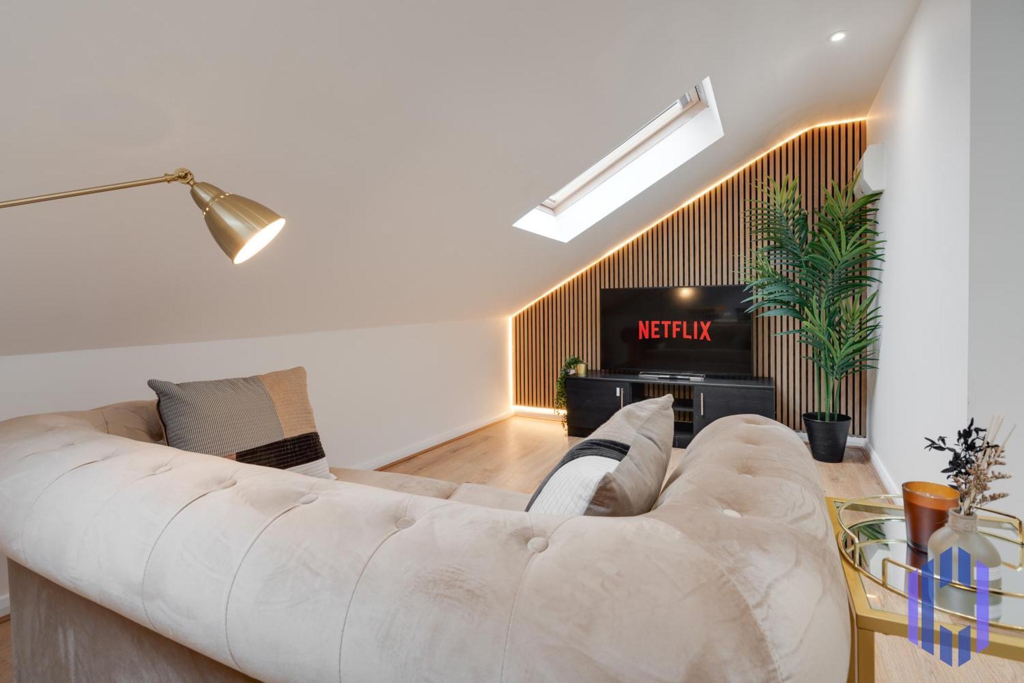Apartment Scandi Loft Style - Sleeps 6 - Near Airport Manchester
