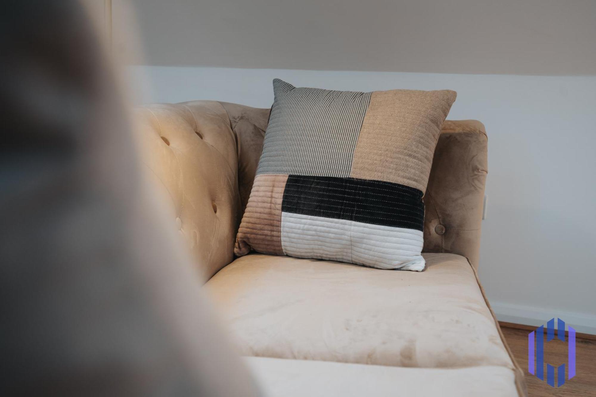 Scandi Loft Style - Sleeps 6 - Near Airport Manchester
