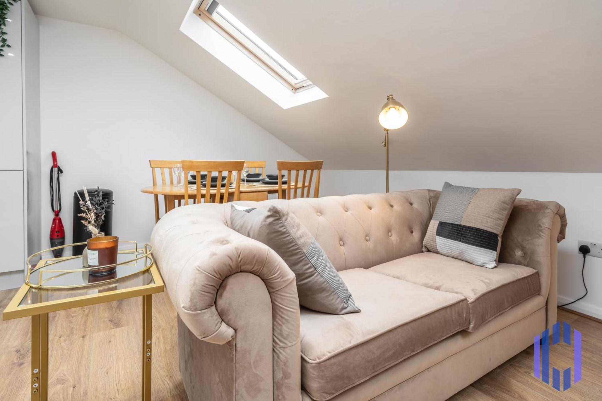 Scandi Loft Style - Sleeps 6 - Near Airport *