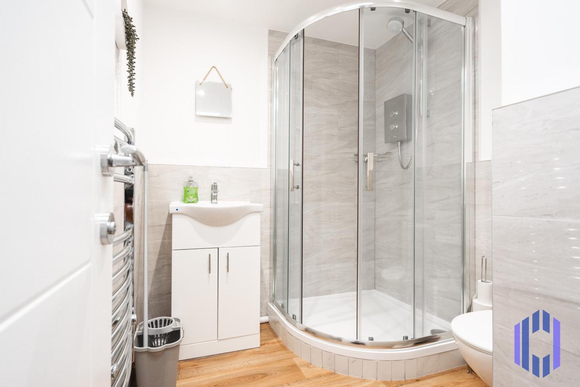 Scandi Loft Style - Sleeps 6 - Near Airport Apartment *