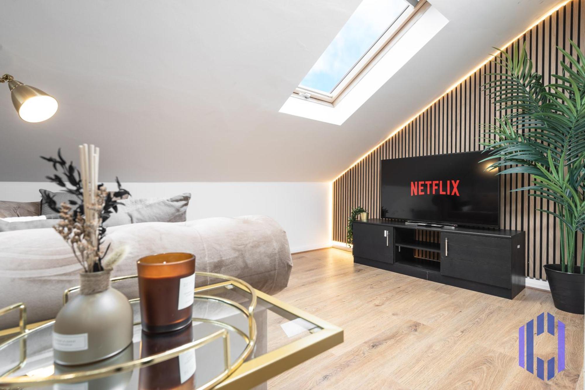 Scandi Loft Style - Sleeps 6 - Near Airport Manchester