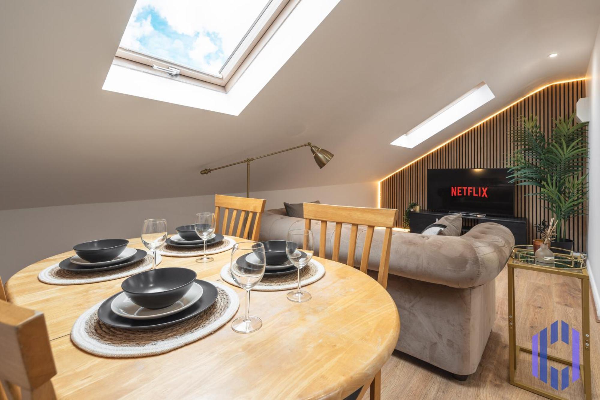 Apartment Scandi Loft Style - Sleeps 6 - Near Airport