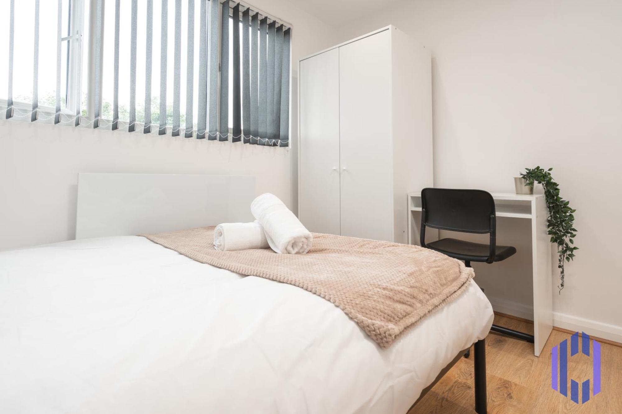 Scandi Loft Style - Sleeps 6 - Near Airport Apartment *